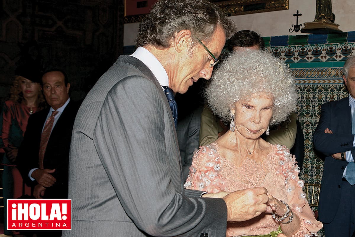 Uno de los momentos más emotivos: el intercambio de anillos. Para un matrimonio exitoso, Cayetana necesitaba “comprensión, ayuda, amor y muchas otras cosas” que encontró en Alfonso.