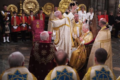 Uno de los momentos más importantes de la ceremonia, cuando el arzobispo de Canterbury colocó la corona de San Eduardo sobre la cabeza del Rey.