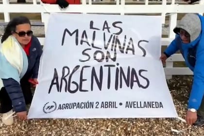 Uno de los momentos más significativos del viaje tuvo lugar en el cementerio de Darwin, donde la agrupación desplegó una bandera con la leyenda “Las Malvinas son argentinas”