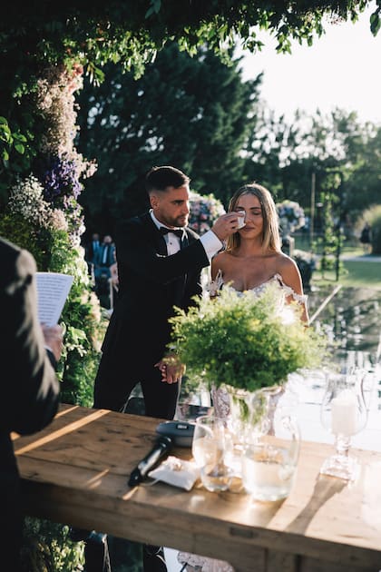 Uno de los momentos más tiernos de la boda fue cuando Caro se emocionó y Nico le secó las lágrimas con un pañuelo.