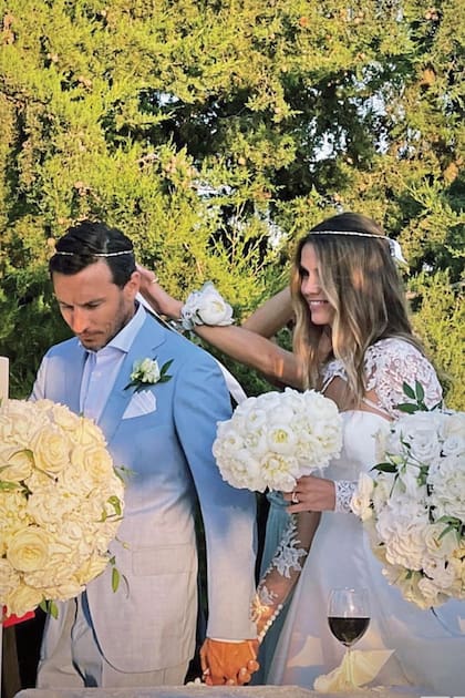 Uno de los momentos más tradicionales de la ceremonia según el rito ortodoxo griego, cuando los novios se colocan las dos coronas atadas de un listón que une las almas.