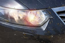Por qué los faros del auto se ponen amarillos y el truco para dejarlos como nuevos