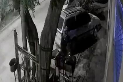 Uno de los motochorros, en el momento en que toma el valioso botín