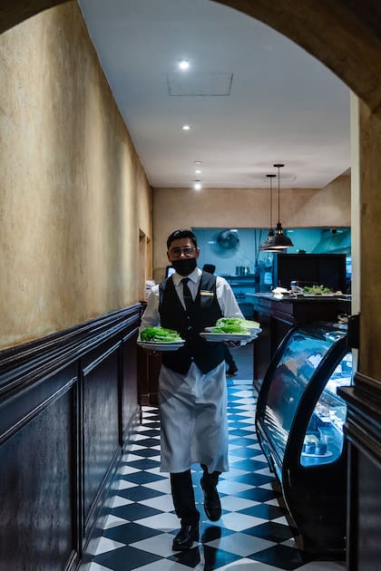 Uno de los mozos del restaurante de Tijauna asegura que preparan 2500 ensaladas César cada semana