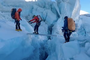 Uno de los muchos desafíos bravos rumbo a la cumbre del Everest; Andrea Lanfri, sin piernas y sin varios dedos en las manos a raíz de una meningitis que lo atacó en 2015, es capaz de doblegar lo que venga.