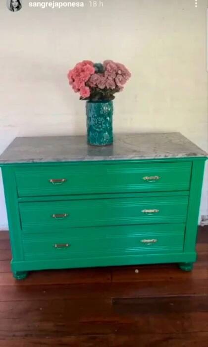 Uno de los muebles favoritos de la actriz es una cómoda antigua color verde