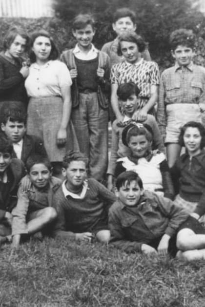 Uno de los múltiples grupos de huérfanos judíos en Francia que Marcel Marceau, junto con su primo, su hermano y otros miembros de la Resistencia judía, salvaron durante la invasión Nazi
