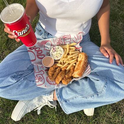 Uno de los múltiples restaurantes que estará abierto el Día del Trabajo es Raising Cane's (Facebook/Raising Cane's)