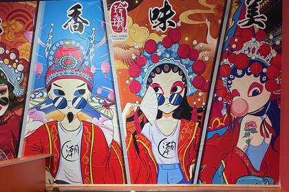 Uno de los murales coloridos y con dibujos orientales de Ling Long Ge