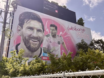 Uno de los murales icónicos es el que hizo el argentino Maximiliano Bagnasco en Wynwood cuando Messi llegó a esta ciudad: tiene 20 metros de largo y es parada obligada de fotos.