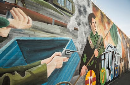 Un mural intervenido en Belfast que narra la historia del largo conflicto sectario