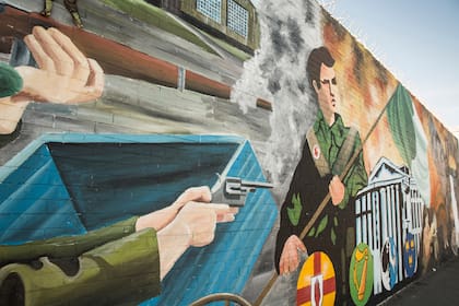 Uno de los murales intervenidos que narra la historia del largo conflicto de Irlanda del Norte.