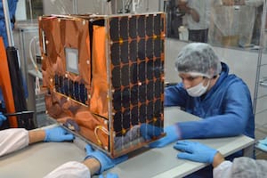 Uno de los nanosatélites que se diseñan en la empresa privada argentina Satellogic