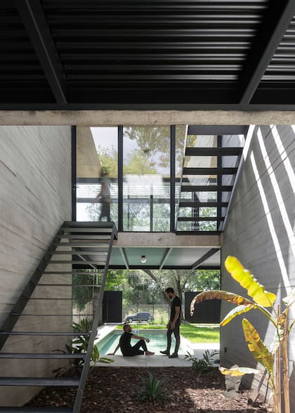 Uno de los núcleos de la casa es el circulatorio vertical, formado por la escalera que lleva al primer piso y de este a la terraza.
