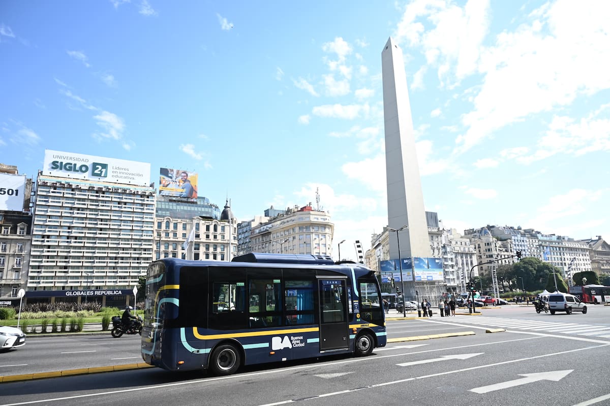 Uno de los nuevos buses eléctricos gratuitos que conecta Retiro con Parque Lezama en su primer recorrido