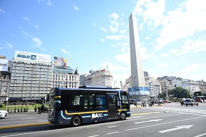 Uno de los nuevos buses eléctricos gratuitos que conecta Retiro con Parque Lezama en su primer recorrido