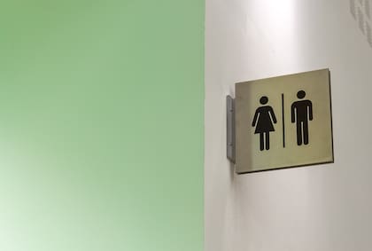 Uno de los nuevos lineamientos establece que el uso de baños públicos deberá ser en función del sexo asignado al nacer