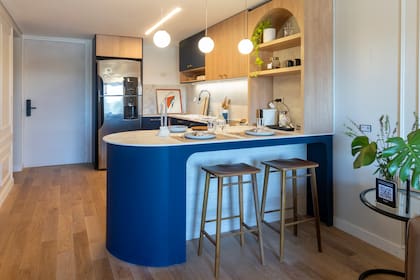 Uno de los nuevos tonos de Rauvisio Noir, el Midnight Dash, en la cocina que diseñó el Estudio Laly Lezcano.