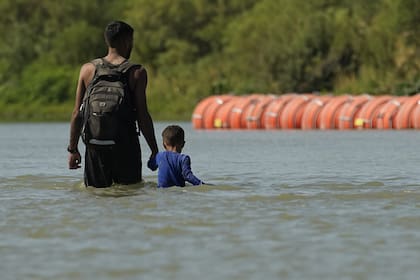 Uno de los objetivos es que las personas migrantes consideren vías legales antes de arriesgarse a pasar la frontera sin documentos (Archivo)