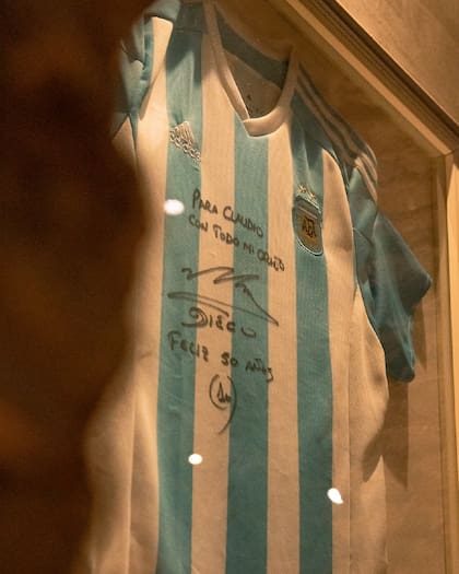 Uno de los objetos que destaca en D'Oro Italian Bar es la camiseta que Diego Maradona le entregó firmada a Claudio D'Oro