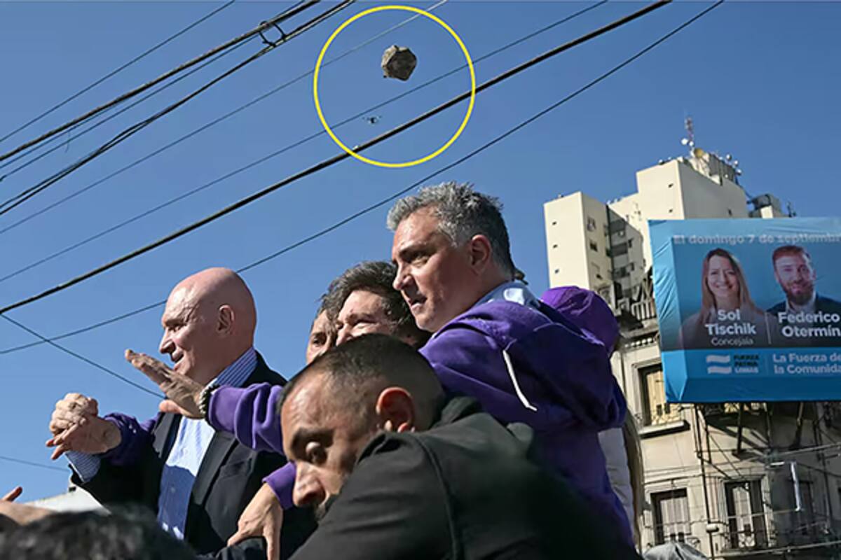 Uno de los objetos que lanzaron contra la caravana que encabezó el presidente Milei en Lomas de Zamora, el miércoles pasado