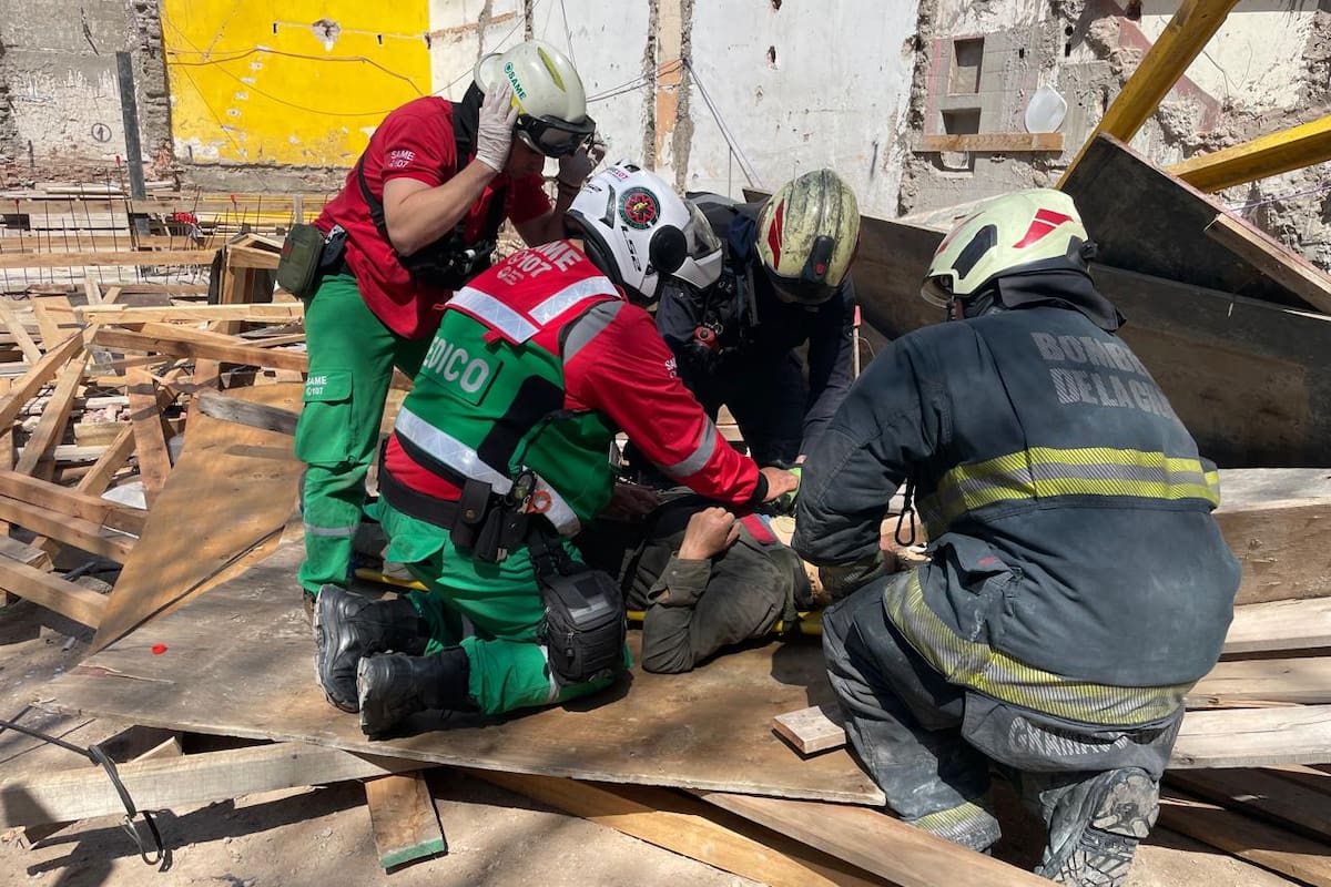 Uno de los obreros que fue rescatado y trasladado al Hospital Fernández. Foto: SAME