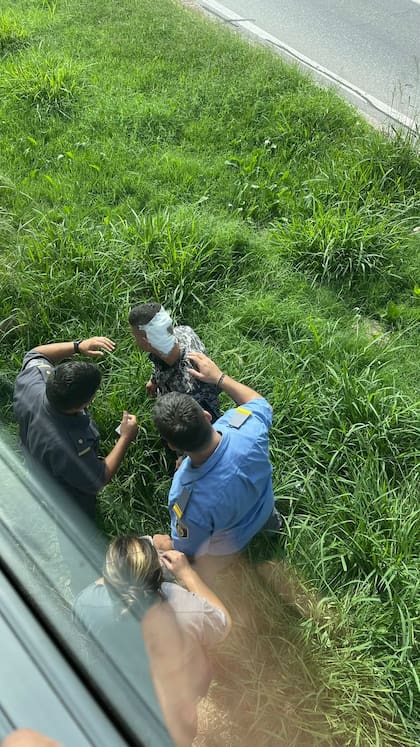 Uno de los oficiales fue herido en la nuca por uno de los disparos, pero está fuera de peligro.