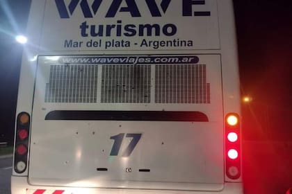 Uno de los ómnibus atacados a balazos en la ruta 2
