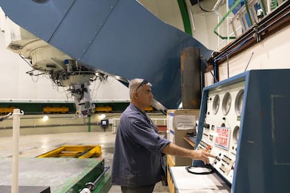 Uno de los operadores técnicos del gran telescopio ultima los detalles para comenzar a trabajar.