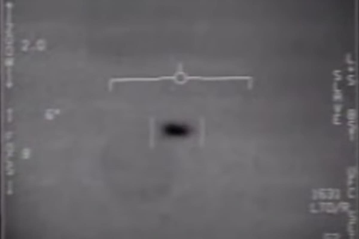 Uno de los OVNIs que se observan en los videos que desclasificó el Pentágono