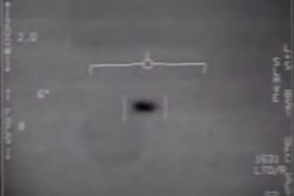Uno de los OVNIs que se observan en los videos que desclasificó el Pentágono
