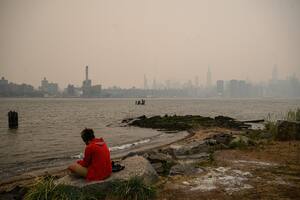 Uno de los paisajes más impresionantes de los desastres naturales en 2023 fue de la densa niebla que invadió ciudades como Nueva York proveniente de incendios forestales en Canadá (Archivo)