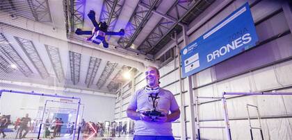 Uno de los participantes de la carrera de drones hizo una prueba antes de su debut en la competencia, en Tecnópolis