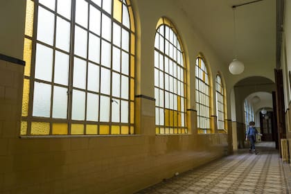 Uno de los pasillos del convento, con grandes ventanales