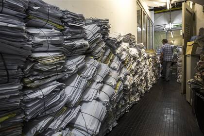 Uno de los pasillos del edificio de la IGJ, igual que otros, plagado de expedientes acumulados