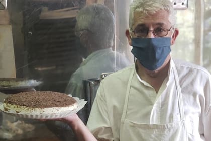 Uno de los pasteleros que mantiene la tradición, y la receta de Luis