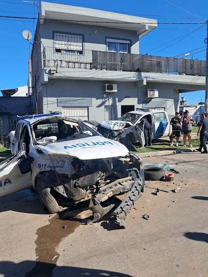 Uno de los patrulleros con el frente destruido sobre López May y Armonía, en Villa Dorrego