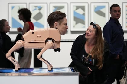 Uno de los perros creados por Beeple, con la cara de Elon Musk