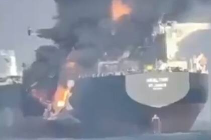 Uno de los petroleros se incendia en el estrecho de Ormuz