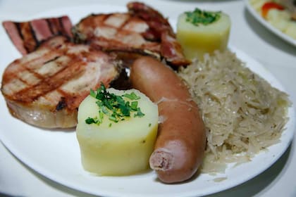 Uno de los platos clásicos con bondiola, salchicha, panceta y chucrut