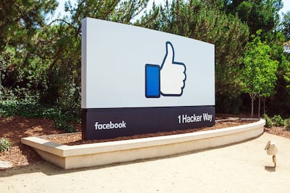 Uno de los pocos carteles que indican que estamos en las oficinas de Facebook