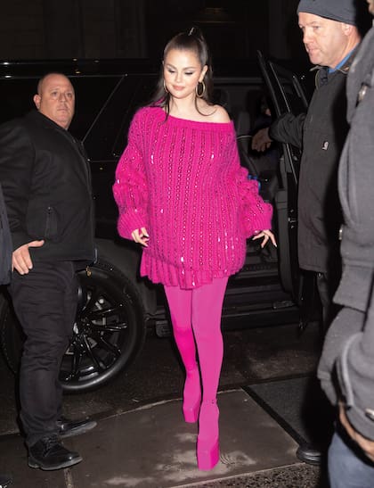 Uno de los pocos estilismos de Kate Young que las fanáticas de Selena Gomez aplaudieron en los últimos años. En esta ocasión, llevó la tendencia barbiecore de la mano de Valentino.