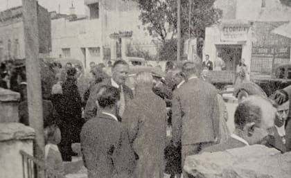 Uno de los pocos testimonios fotográficos del Consejo Danés de gira por Argentina realizado en la Ciudad de Necochea al ser recibido por publico general y miembros de la comunidad danesa local. (Archivo Claudio Meunier).