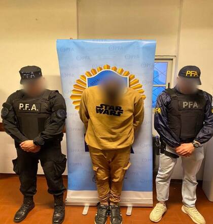 Uno de los policías detenidos por la PFA