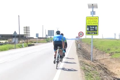 Uno de los postes detectores de ciclistas ubicados en una de las rutas de Extremadura, España, un sistema prototipo que busca mejorar la seguridad vial en las vías interurbanas utilizadas por automovilistas y ciclistas