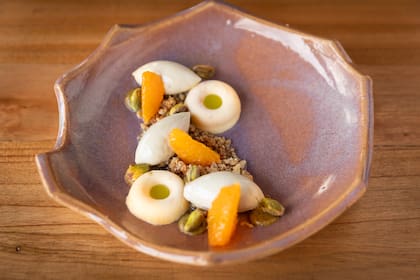 Uno de los postres preferidos de Cami Vilas: parfait de mandarina; crumble de cajú; cremoso de yogurt, chocolate blanco y oliva; praliné de pistachos; aceite de tomillo.