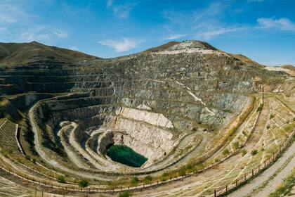 Uno de los pozos mineros más grandes del mundo, con 84 tipos de minerales, es la "pegmatita número 3" en Xinjiang, China