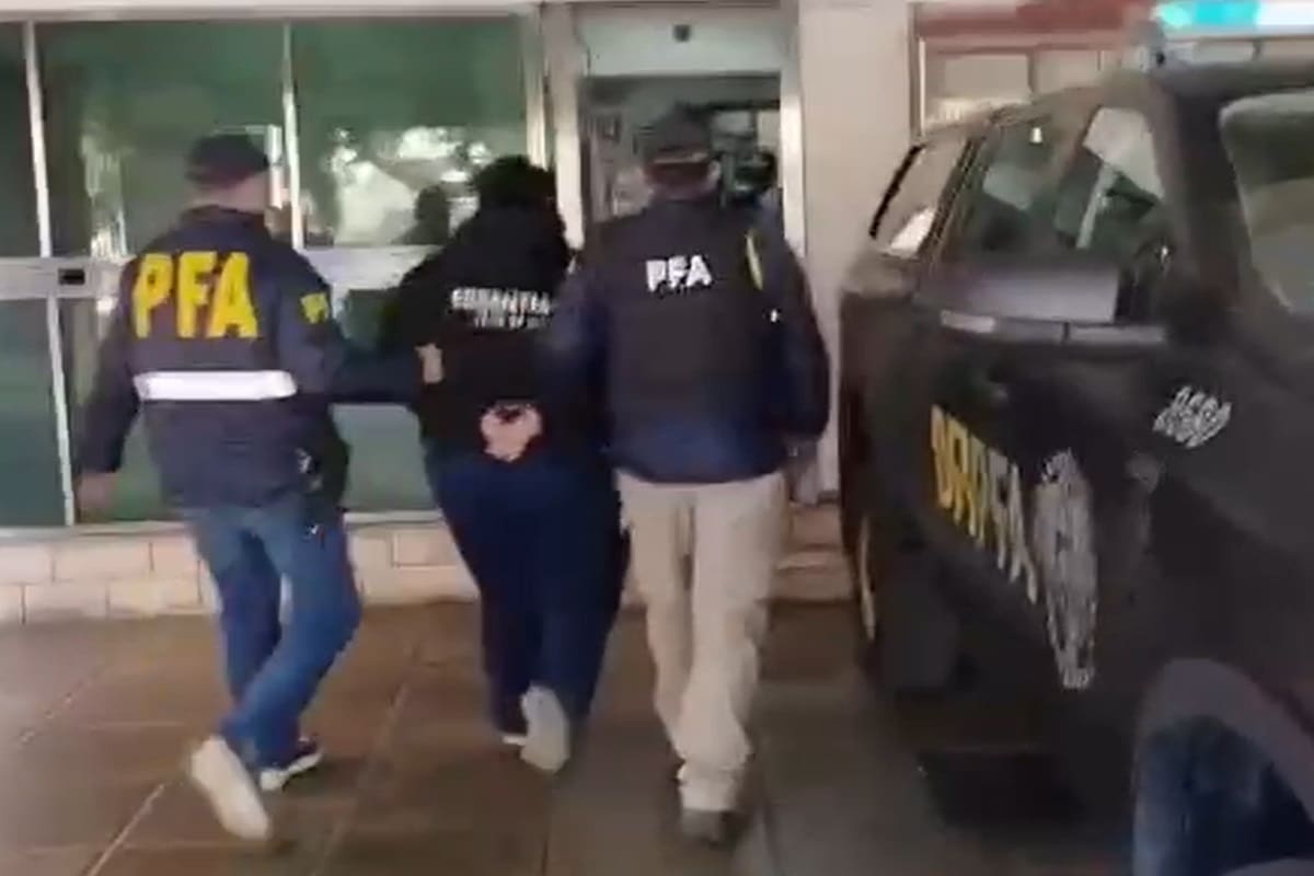 Uno de los presuntos hackers detenidos