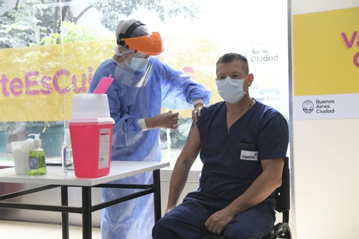 Uno de los primeros cinco profesionales de la salud vacunados en el hospital Argerich