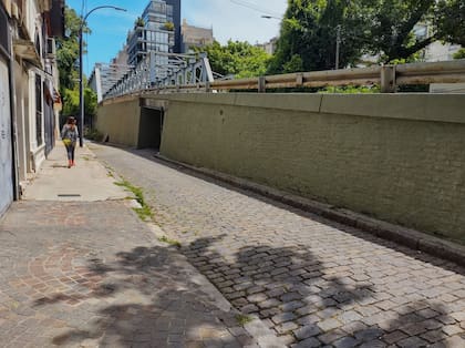 Uno de los primeros trabajos en las inmediaciones del puente Soler fue pintar los ladrillos para tapar los grafitis
